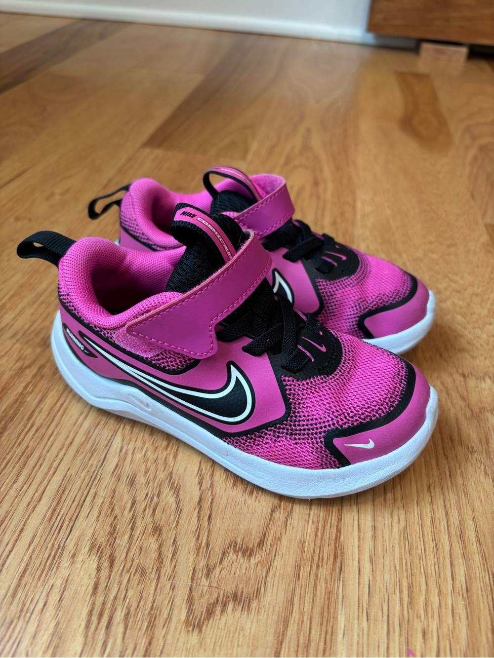 Nike Kids' Pink and Black Cosmic Runner size 9C